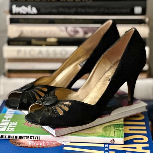 Vintage Claudia Ciutii 90s does 40s Black Cut Out Suede Peep Toe Heels- 8 1/2 - Picture 4 of 16